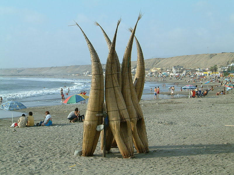 800px-Peru_Huanchaco_Typical_Fisherman_reed_boats